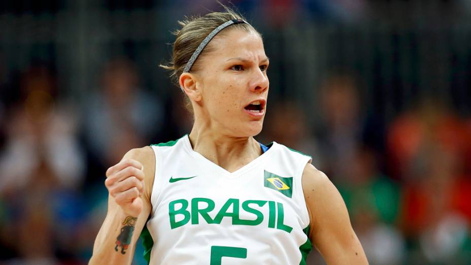 A brasileira Karla Costa na estreia do basquete feminino na Olímpiada de Londres, em 28/07/2012