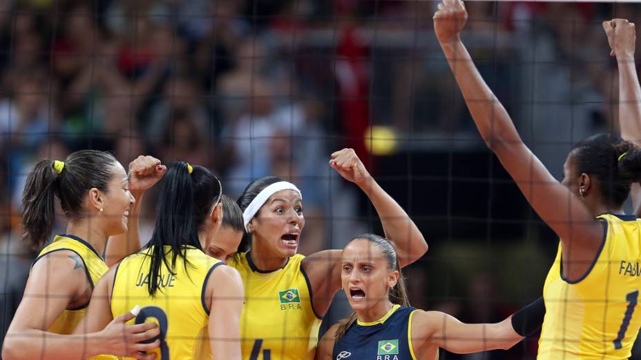 Brasileiras comemoram ponto contra a seleção turca de vôlei, em 28/07/2012