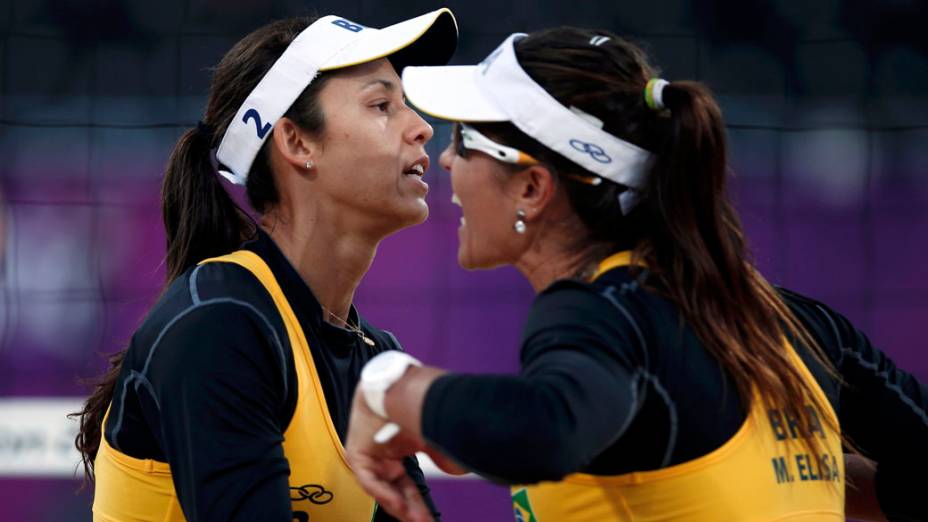 As brasileiras Maria Elisa e Talita vencem a Holanda no vôlei de praia, em 29/07/2012