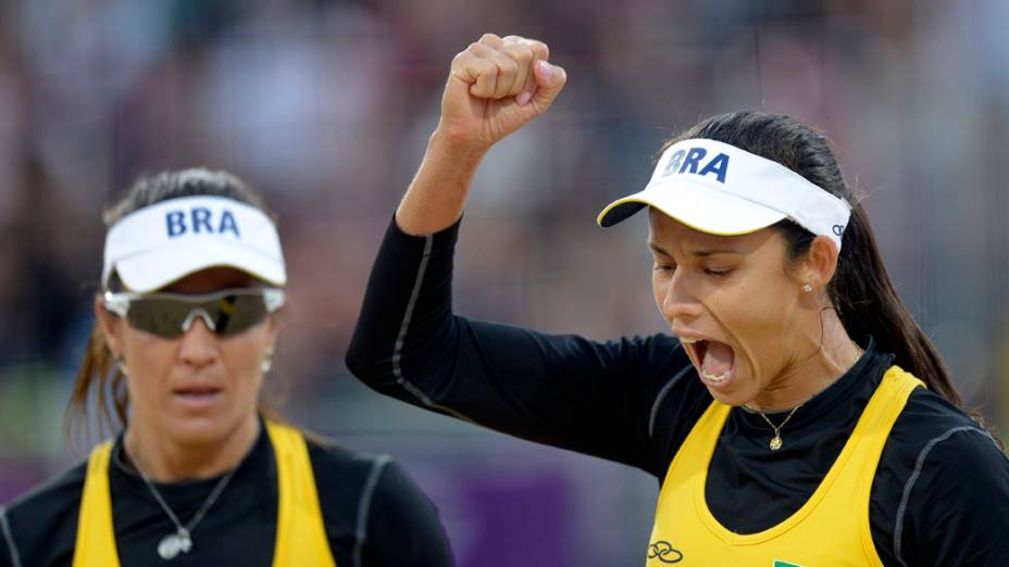 As brasileiras Maria Elisa e Talita vencem a Holanda no vôlei de praia, em 29/07/2012