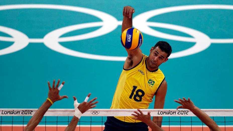 O brasileiro Dante Amaral durante partida contra a seleção tunisiana de vôlei, em 29/07/2012