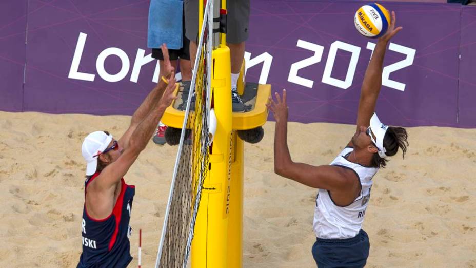 A dupla de volêi de praia Ricardo e Pedro Cunha garantiu classificação para as oitavas de final após vitória sobre os britânicos, em 30/07/2012