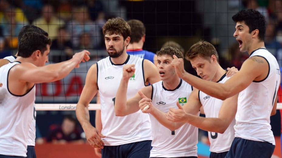 Jogadores do time brasileiro de vôlei comemoram ponto contra a Rússia, em 31/07/2012