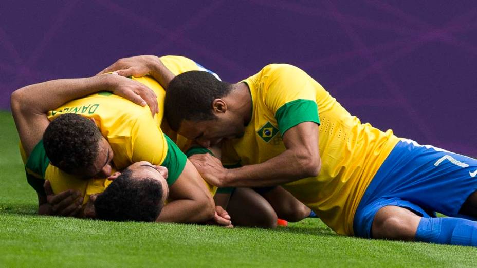 Jogadores da seleção brasileira comemoram gol sobre a Nova Zelândia, em 01/08/2012