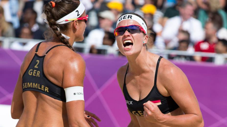 As alemãs Katrin Holtwick e Ilka Semmler comemoram ponto contra a dupla brasileira no vôlei de praia, em 30/07/2012