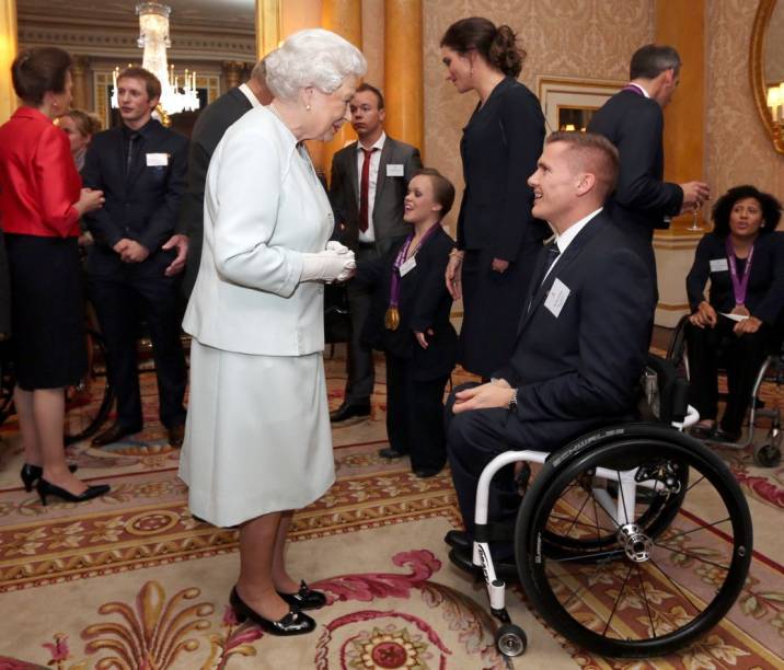  <br><br>  A rainha Elizabeth II na recepção aos medalhistas olímpicos e paralímpicos no Palácio de Buckingham, em Londres, na noite de terça-feira