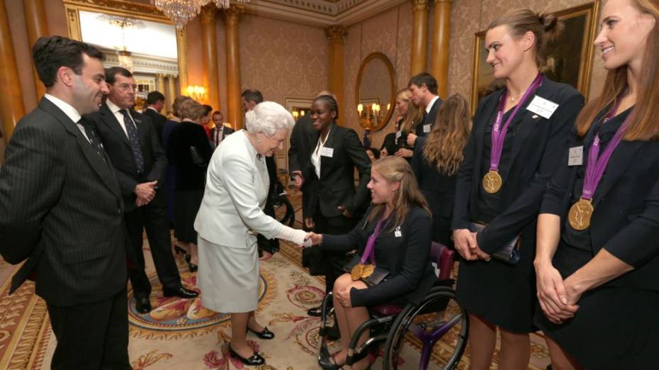  <br><br>  A rainha Elizabeth II na recepção aos medalhistas olímpicos e paralímpicos no Palácio de Buckingham, em Londres, na noite de terça-feira