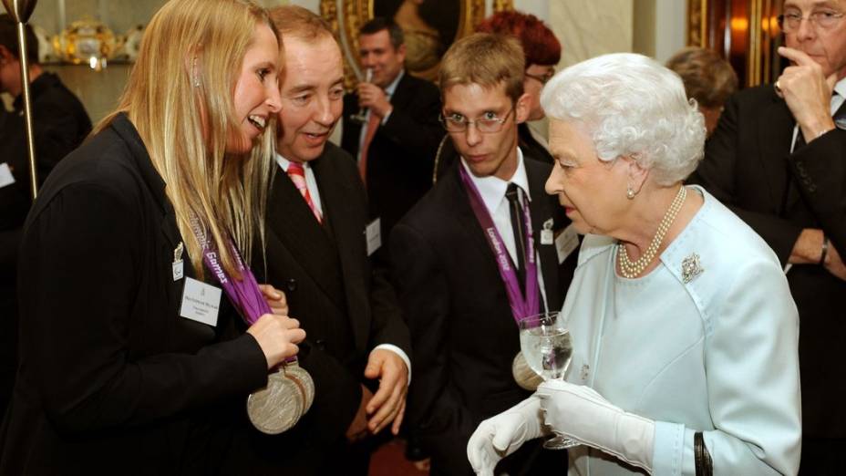  <br><br>  A rainha Elizabeth II na recepção aos medalhistas olímpicos e paralímpicos no Palácio de Buckingham, em Londres, na noite de terça-feira