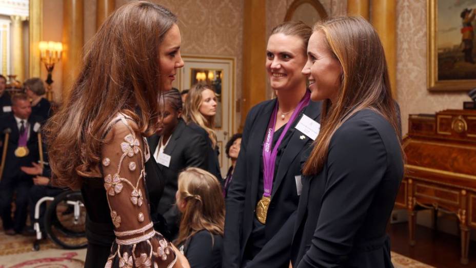  <br><br>  Kate Middleton na recepção aos medalhistas olímpicos e paralímpicos no Palácio de Buckingham, em Londres, na noite de terça-feira