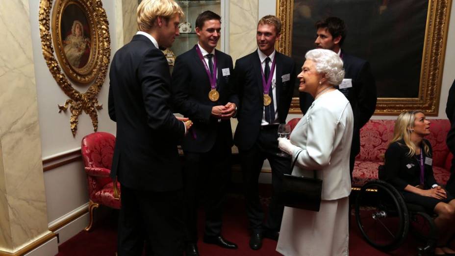  <br><br>  A rainha Elizabeth II na recepção aos medalhistas olímpicos e paralímpicos no Palácio de Buckingham, em Londres, na noite de terça-feira