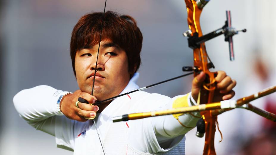 O arqueiro sul coreano Im Dong-Hyun, deficiente visual, coquista recorde mundial nos Jogos Olímpicos de Londres 2012