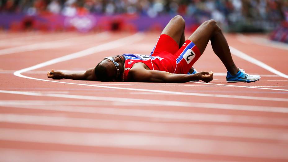 Moise Joseph, do Haiti, deita na pista após a prova dos 800m de atletismo nos Jogos Olímpicos de Londres 2012