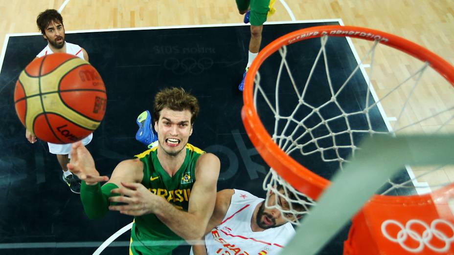 Tiago Splitter durante a partida contra a Espanha válida pela última rodada de fase preliminar do torneio de basquete dos Jogos Olímpicos de Londres em 06/08/2012