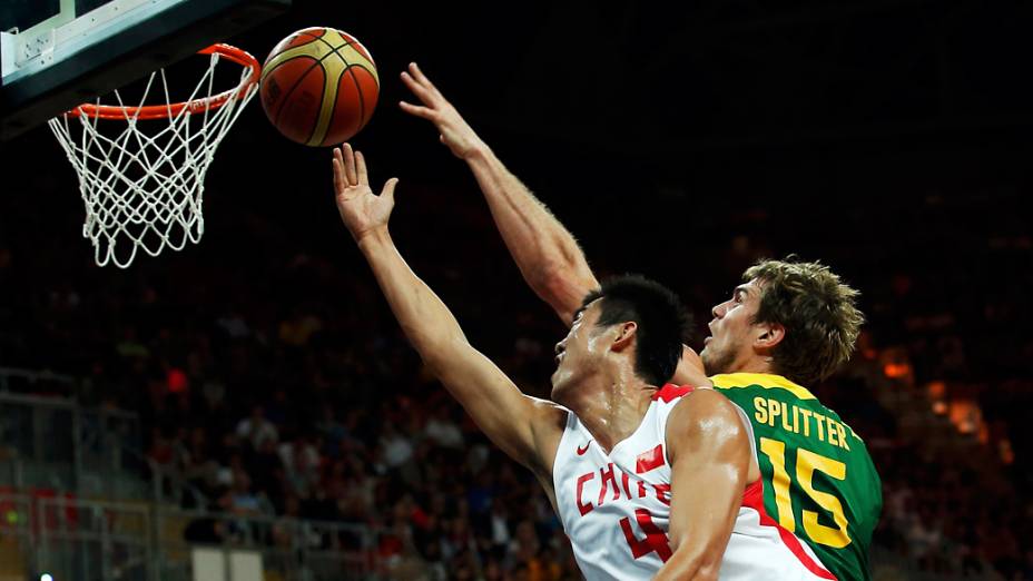 Jinhui Ding da China e Tiago Splitter durante partida da fase preliminar do torneio de basquete dos Jogos Olímpicos de Londres em 04/08/2012