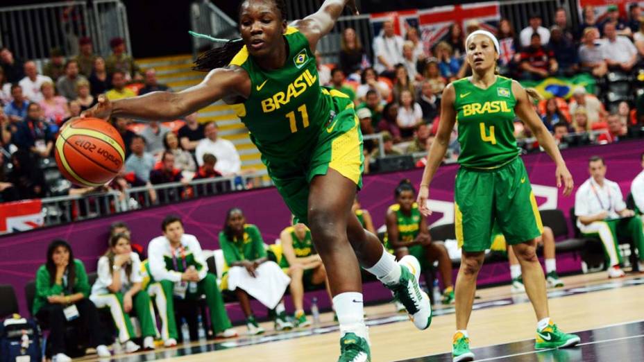 Clarissa Santos tenta alcançar a bola durante partida de basquete contra a Grã-Bretanha nas Olimpíadas de Londres, em 05/08/2012