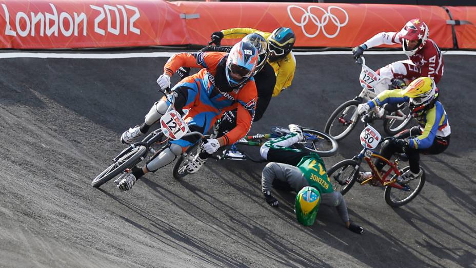 Brasileiro Renato Rezende sofre acidente durante a prova de BMX dos Jogos Olímpicos de Londres em 09/08/2012