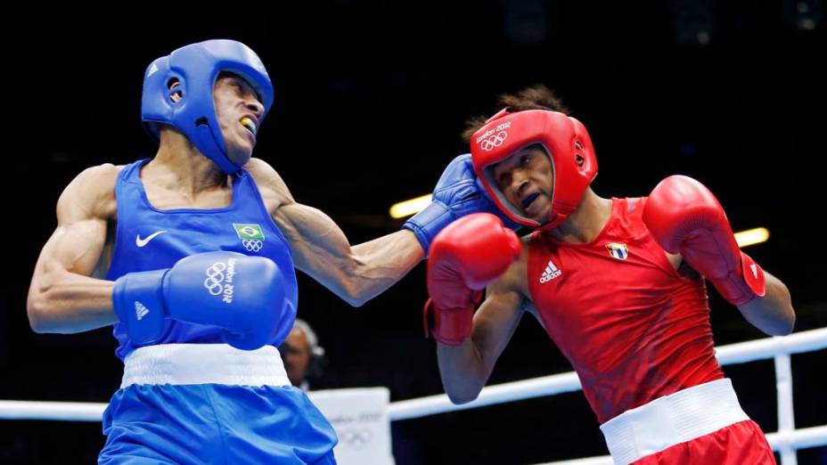 O brasileiro Rebenilson Vieira de Jesus durante partida de boxe contra o cubano Lazaro Estrada nas Olimpíadas de Londres, em 05/08/2012