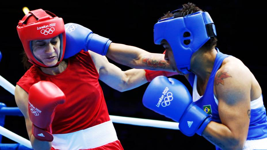 Pugilista brasileira, Adriana Araújo vence a atleta do Marrocos, Mahjouba Oubtil nas quartas de final do torneio de boxe feminino nos Jogos Olímpicos em 06/08/2012