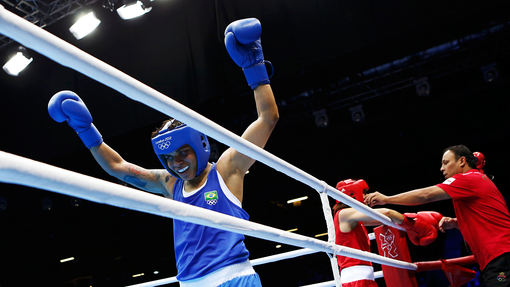 Pugilista brasileira, Adriana Araújo (de azul) vence a atleta do Marrocos, Mahjouba Oubtil nas quartas de final do torneio de boxe feminino nos Jogos Olímpicos em 06/08/2012