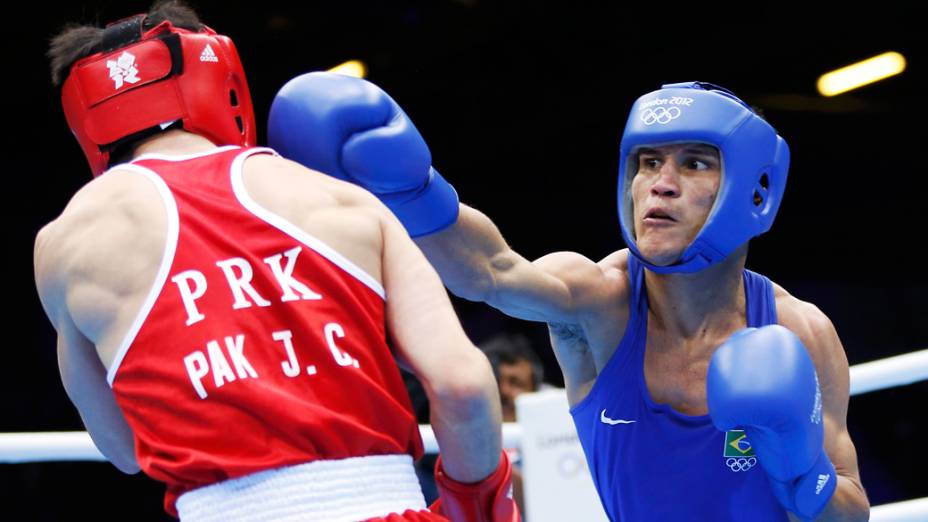 O brasileiro Julião Neto luta contra o norte coreano Pak pela categoria até 52 Kg durante o Jogos Olímpicos de Londres 2012