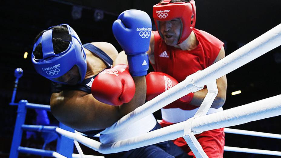 Dominic Breazeale, dos Estados Unidos, se defende do golpe do russo Magomed Omarov na categoria dos super pesados do torneio de boxe dos Jogos Olímpicos de Londres 2012