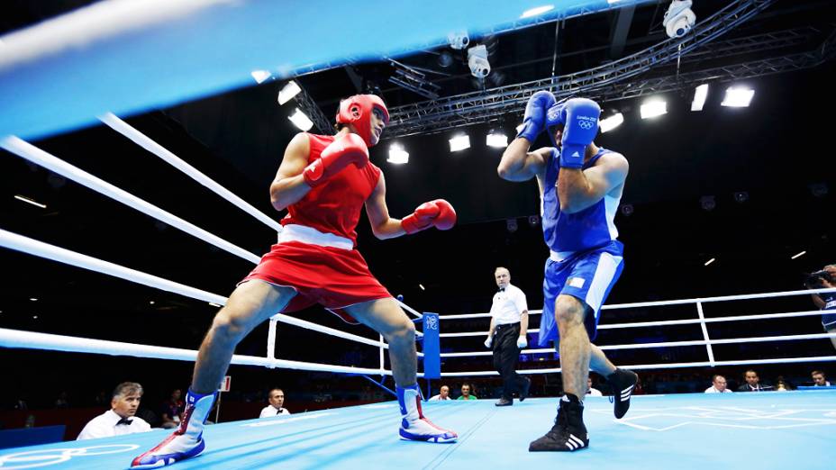 Yamil Peralta Jara, da Argentina, enfrenta Chouaib Bouloudinats, da Argélia, durante os Jogos Olímpicos de Londres 2012