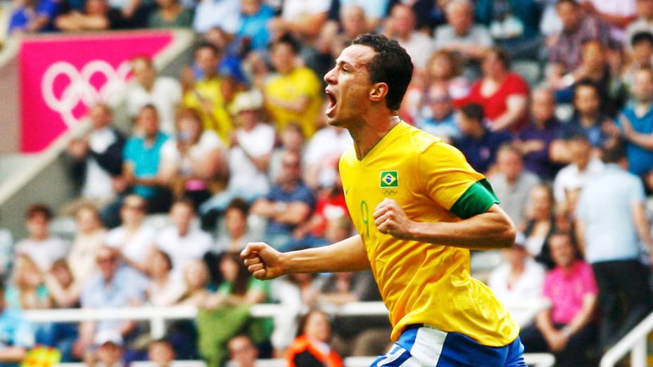 Leandro Damião comemora o gol de empate na partida contra Honduras, válida pelas quartas de final dos Jogos Olímpicos de Londres em 04/08/2012