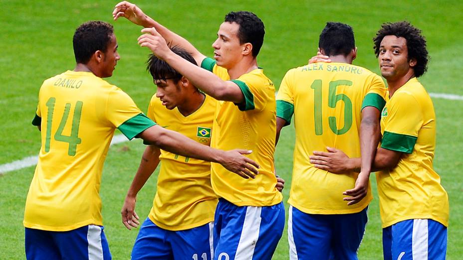 Jogadores da seleção brasileira comemoram gol sobre a Nova Zelândia durante a terceira rodada do torneio olímpico de futebol dos Jogos Olímpicos de Londres, em 01/08/2012