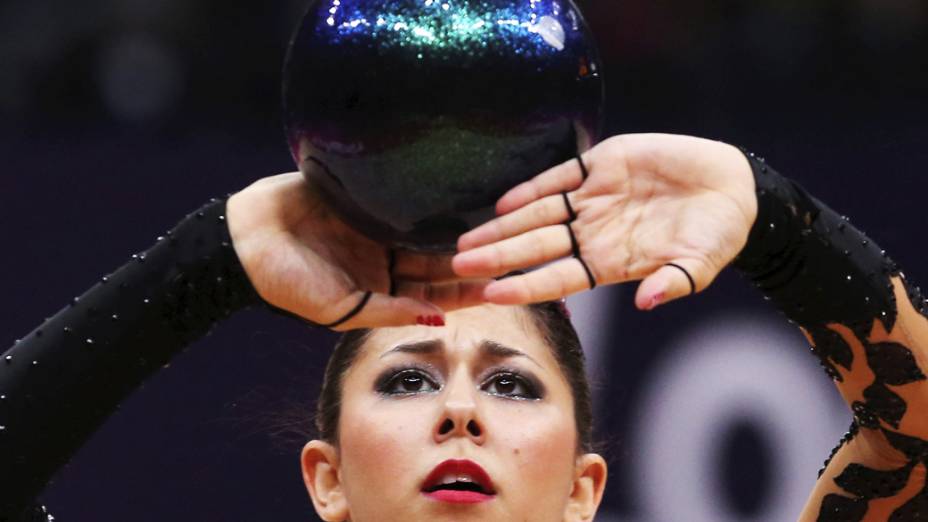 A ginasta americana Julie Zetlin durante exercício com bola na Olimpíada de Londres