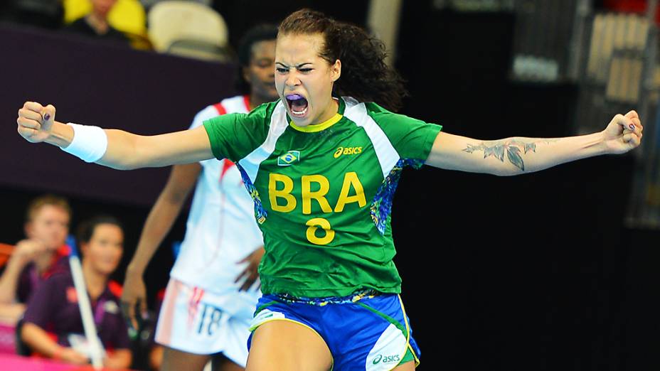 Fernanda Silva Rocha comemora gol na vitória do Brasil sobre Angola por 29x26 no handebol pela fase preliminar do torneio olímpico em 05/08/2012