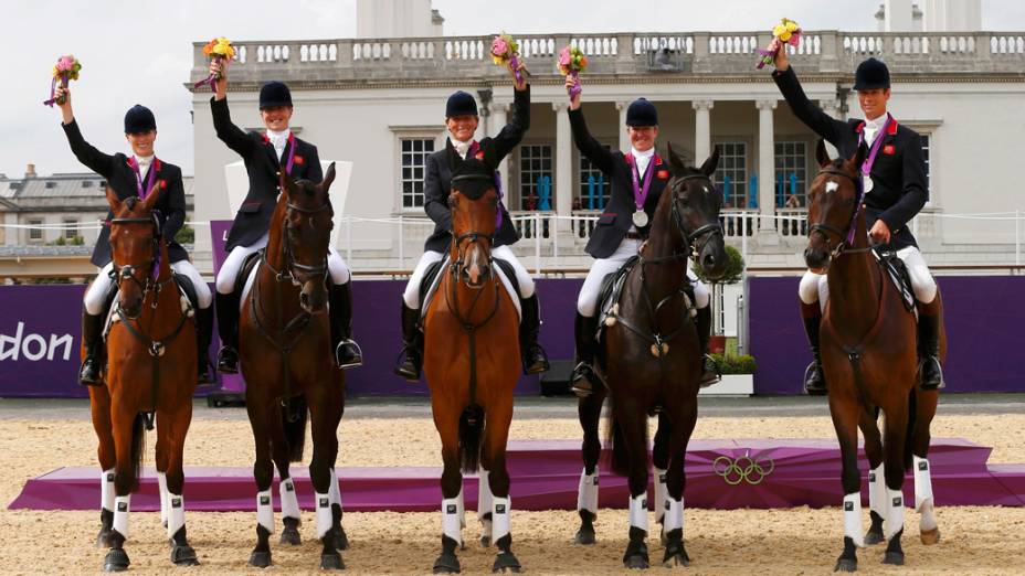  <br><br>  Amazonas britânicas Zara Phillips, Kristina Cook, Mary King, Nicola Wilson e William Fox-Pitt depois de receberem as medalhas do Concurso Completo de Equitação no Greenwich Park em Londres<br><br>   