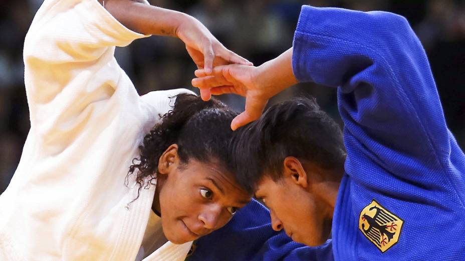 A judoca brasileira Rafaela Silva (branco) enfrenta Miriam Roper da Alemanha em uma das eliminatórias do judô durante os Jogos Olímpicos de Londres em 30/07/2012