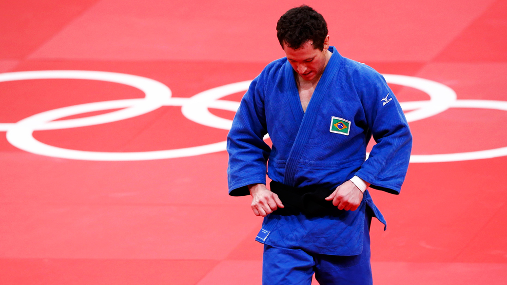 Judoca Tiago Camilo do Brasil reage após perder para Song Dae-Nam da Coréia do Sul na semi-final da categoria até 90 kg nos Jogos Olímpicos de Londres em 01/08/2012