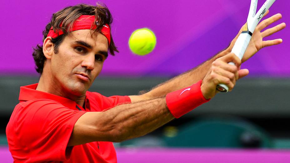 Roger Federer da Suíça devolve a bola para Julien Benneteau da França durante o segundo jogo do torneio de simples em Londres