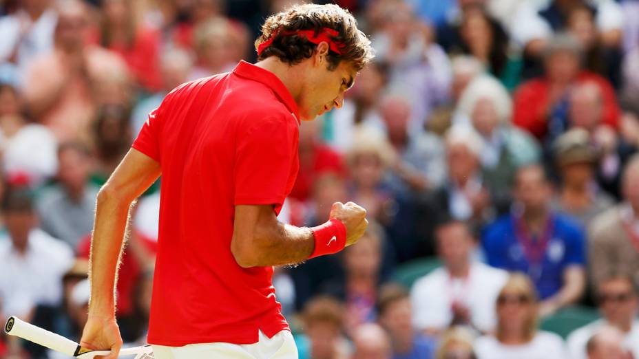 Roger Federer da Suíça vence o americano John Isner durante o torneio de simples em Londres e avança para as semi-finais