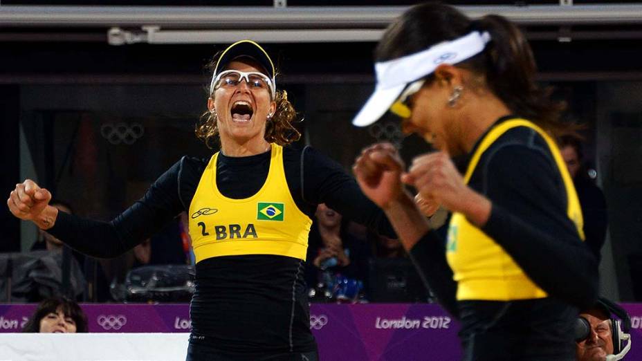 Juliana Silva e Larissa Franca comemoram vitória sobre a Alemanha no vôlei de praia nas Olimpíadas de Londres, em 05/08/2012