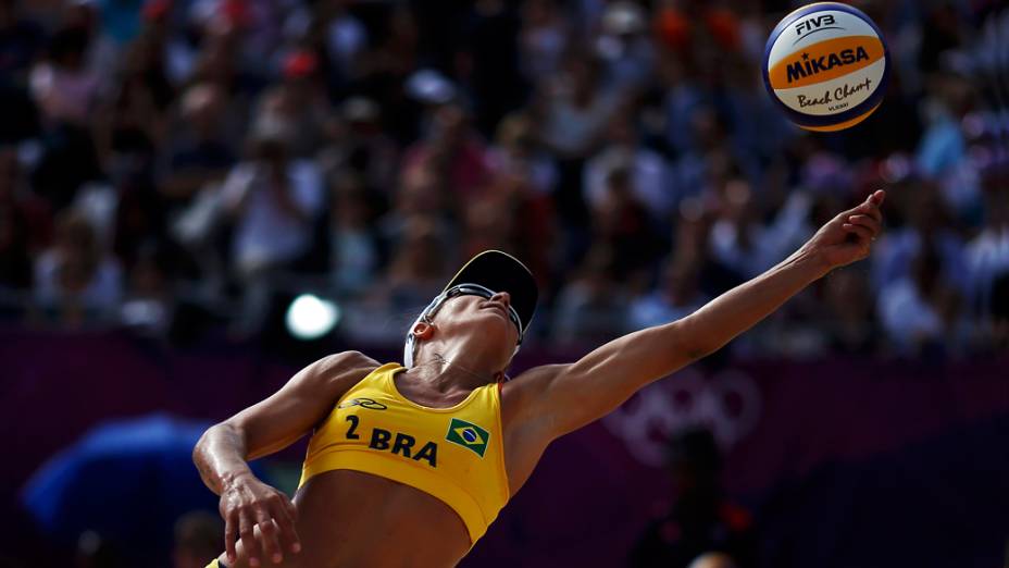   Larissa mergulha para buscar a bola durante a partida da fase preliminar do vôlei-de-praia feminino, contra as checas Hana Klapalova and Lenka Hajeckova no Horse Guards Parade em 01/08/2012