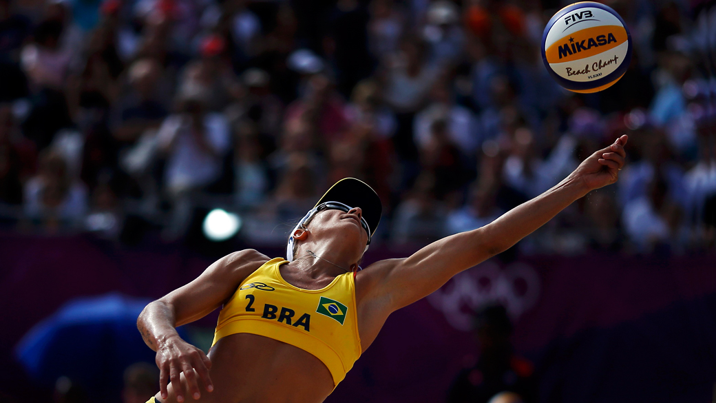 Larissa mergulha para buscar a bola durante a partida do vôlei-de-praia feminino, contra as checas Hana Klapalova and Lenka Hajeckova
