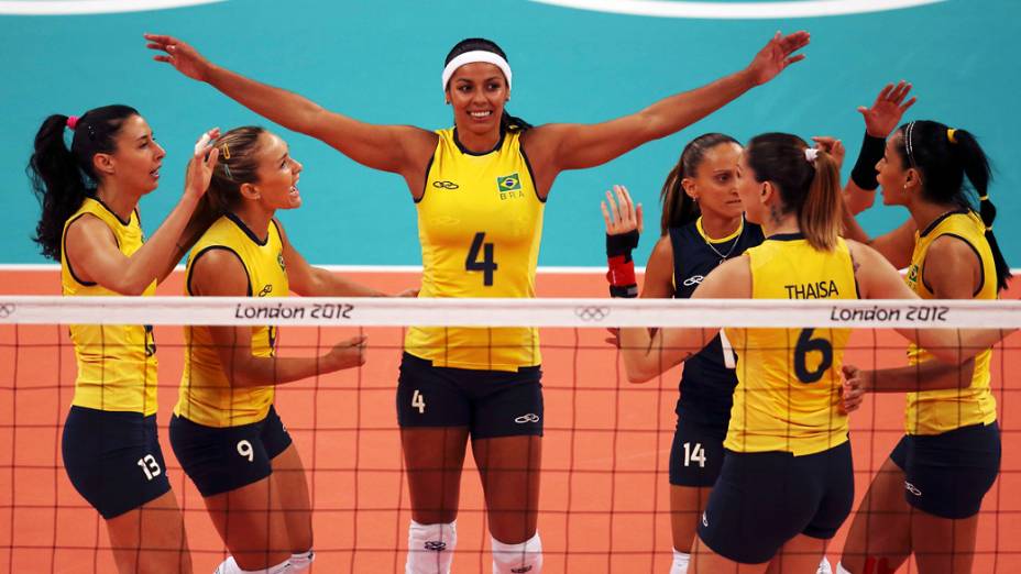 Jogadoras do Brasil comemoram ponto durante partida válida pela segunda rodada do torneio de vôlei feminino, contra os EUA nos Jogos Olímpicos de Londres em 30/07/2012 