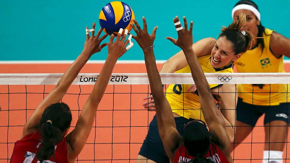 Jogadora Thaisa Menezes durante partida válida pela segunda rodada do torneio de vôlei feminino, contra os EUA nos Jogos Olímpicos de Londres em 30/07/2012