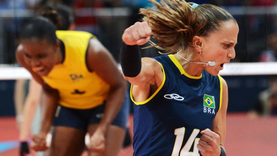 Jogadoras do Brasil comemoram durante partida válida pelas quartas de final do torneio de vôlei feminino, contra a Rússia nos Jogos Olímpicos de Londres em 06/08/2012