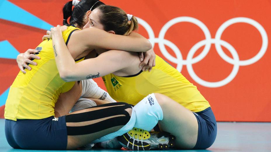 Em jogo emocionante, as jogadoras do Brasil comemoram pontos sobre a Rússia