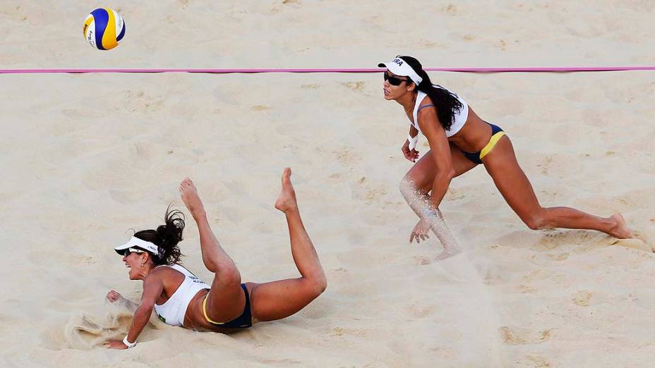 Maria Elisa e Talita durante partida contra a República Tcheca no vôlei de praia, em 04/08/2012