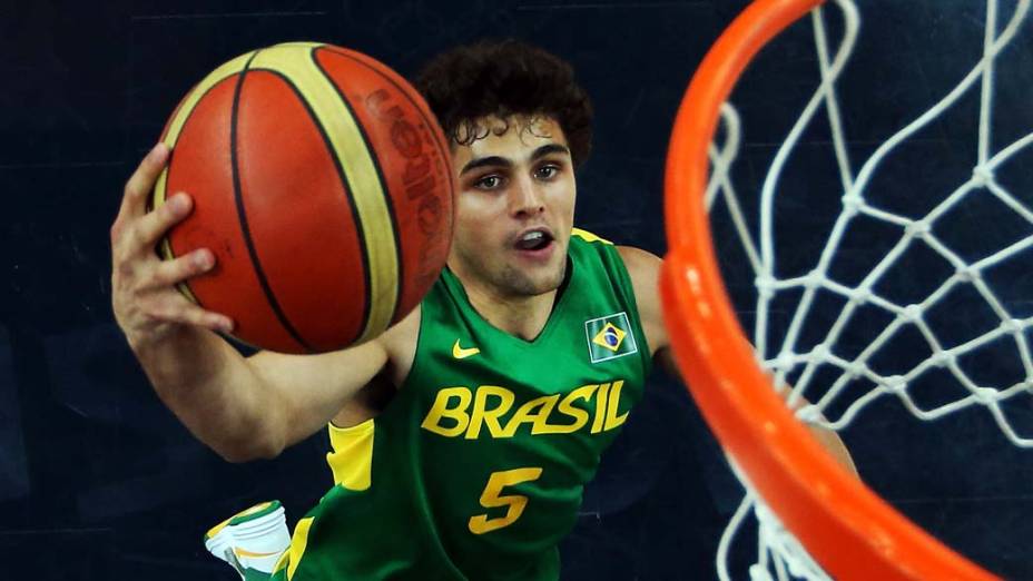 Raul Neto marca cesta em partida contra a China durante fase preliminar do torneio de basquete dos Jogos Olímpicos de Londres, em 04/08/2012