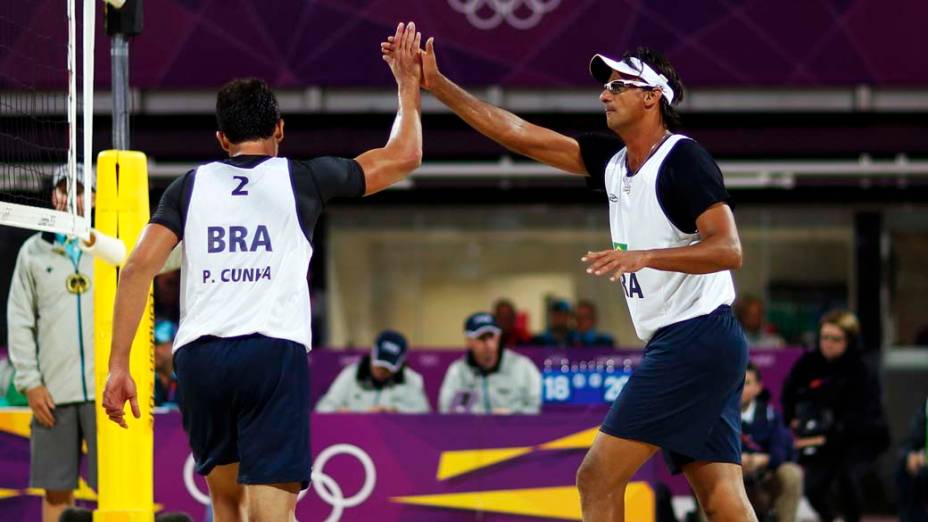 Pedro Cunha e Ricardo Santos comemoram vitória sobre a dupla espanhola no vôlei de praia, em 03/08/2012