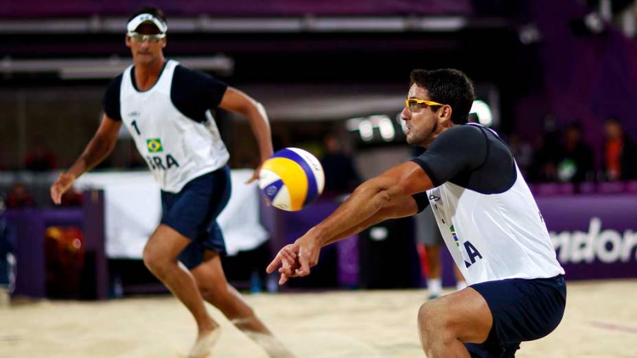 Pedro Cunha e Ricardo Santos durante partida contra Espanha no vôlei de praia, em 03/08/2012