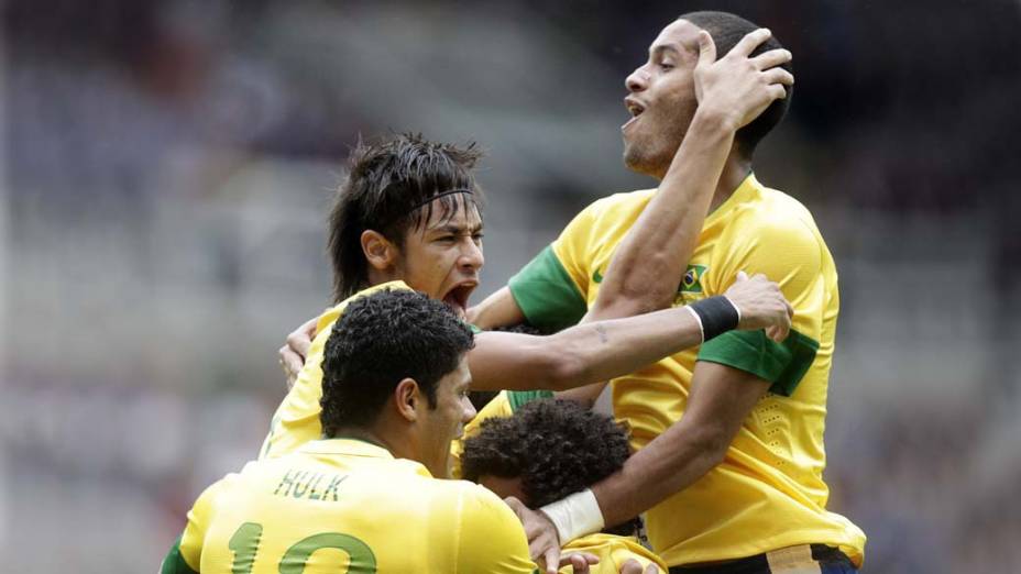 Jogadores do Brasil comemoram vitória após partida contra Honduras, válida pelas quartas de final dos Jogos Olímpicos de Londres, em 04/08/2012