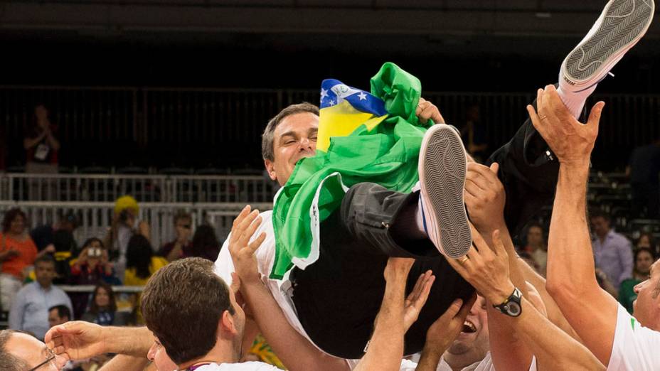 Zé Roberto comemora medalha de ouro da seleção feminina de vôlei e se torna tri campeão olímpico