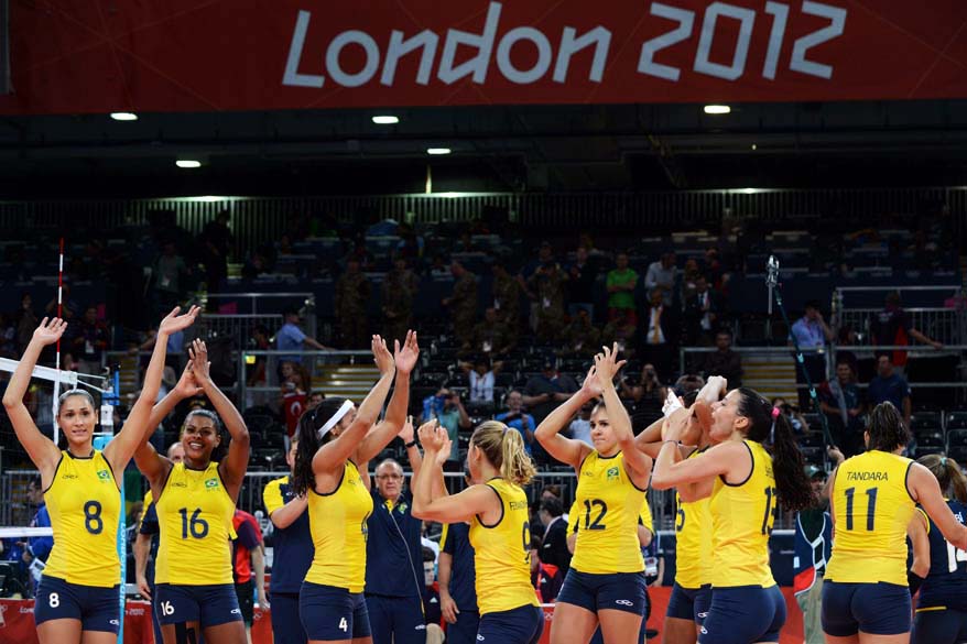 Brasileiras aplaudem após vitória sobre a Sérvia no vôlei nas Olimpíadas de Londres, em 05/08/2012