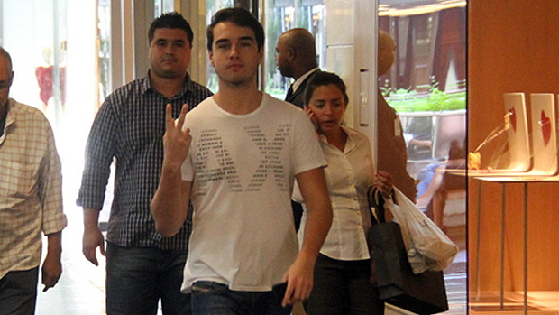 Olin Batista faz compras em shopping, no Rio de Janeiro